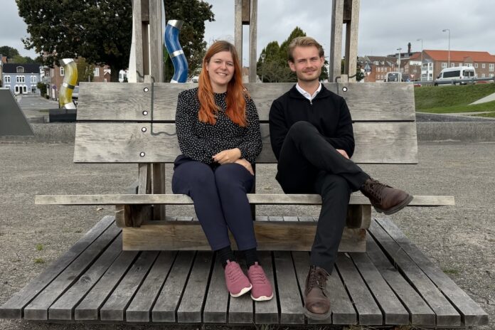 Katrine Larsen og Kasper Nørholt Greve er nye ansigter hos Sparekassen Danmark i Hadsund, hvor de arbejder med privatkunder.