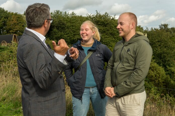 Tilflyttere i Mariagerfjord på bustur med borgmester Jesper Skov Mikkelsen