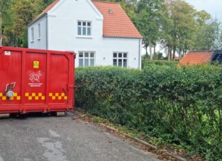Brand i elbil i Mariager bredte sig til garage Brand i elbil i Mariager bredte sig til en garage
