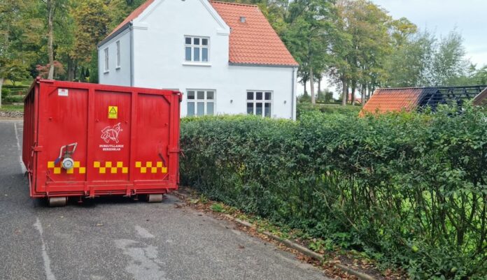 Brand i elbil i Mariager bredte sig til en garage
