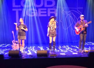 LOUD TIGER optræder med sit band på Spillestedet Ishuset i Hobro med musik inspireret af americana, moderne country og pop.