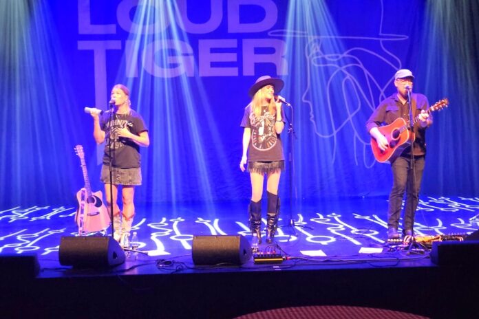 LOUD TIGER optræder med sit band på Spillestedet Ishuset i Hobro med musik inspireret af americana, moderne country og pop.