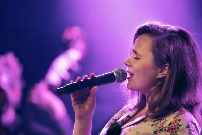 Jazzsangerinden Karmen Roivassepp gæster Salthallen på Blåkilde i Hobro med brasiliansk jazz. Foto: Pressebillede.