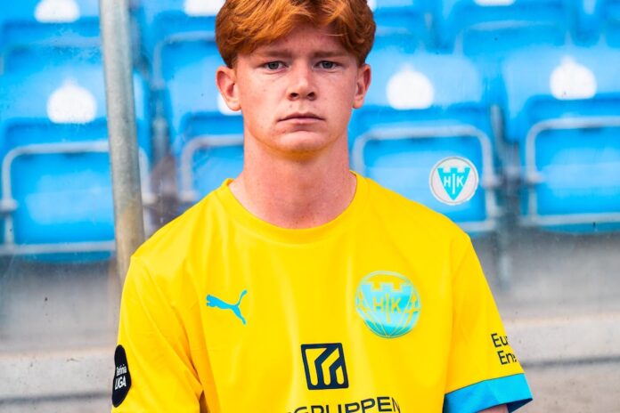 17-årige August Breum har underskrevet sin første professionelle kontrakt med Hobro IK frem til sommeren 2029.