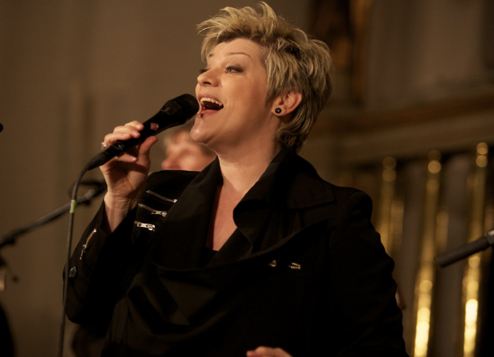 Ann-Mette Elten, som giver julekoncert på Hobro Gymnasium.