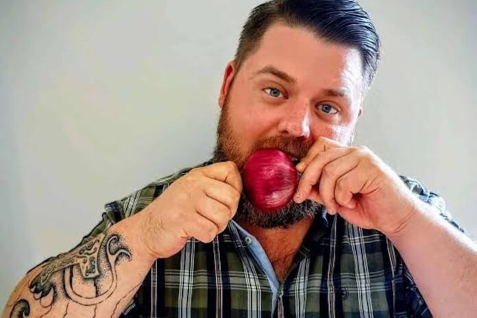 Stand-up-komikeren Beardo optræder i Kulturhuset Veddum Sal den 24. oktober, hvor der også serveres helstegt pattegris.