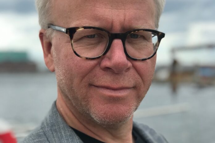 David Trads holder foredrag om USA, Donald Trump og Vladimir Putin ved Kulturtallerken i Kulturhuset i Arden.
