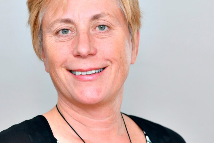 Journalist, forfatter og historiefortæller Ulla Skovsbøl fortæller to af Steen Steensen Blichers kendte noveller i Mariager.